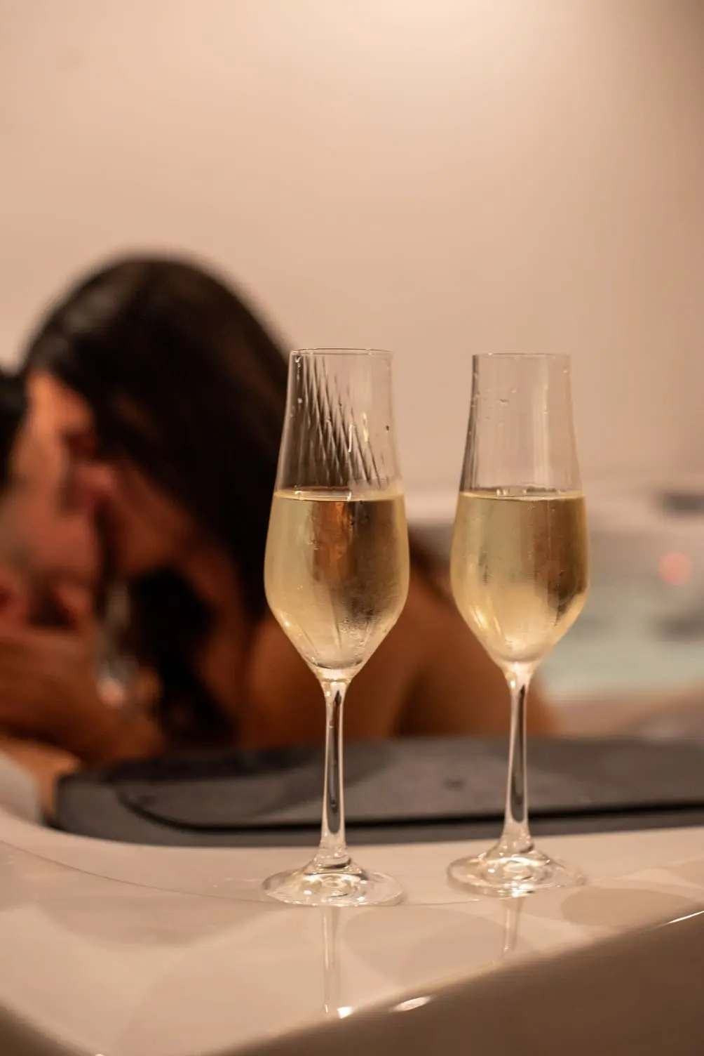 Couple partageant un moment de complicité dans une chambre avec jacuzzi privatif proche Tours